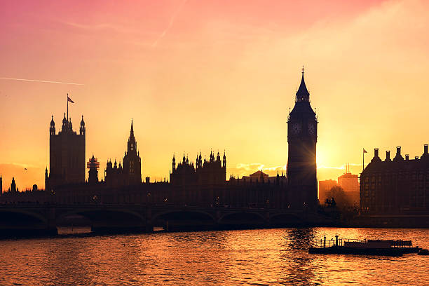 häuser des parlaments im ein orange sonnenuntergang im london - london england skyline big ben orange stock-fotos und bilder