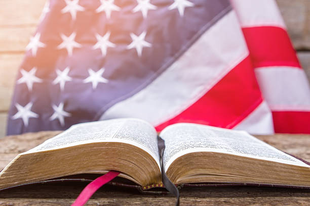 책과 미국 국기를 엽니다. - bible red religious text book 뉴스 사진 이미지
