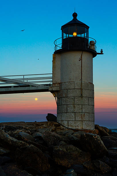 полная луна на маршалловых пойнт маяк - sea new england marshall point lighthouse lighthouse стоковые фото и изображения