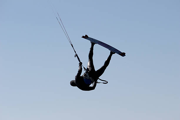 latawiec obramowanie sylwetka-skok wysoko w niebo - men jumping mid air air pump zdjęcia i obrazy z banku zdjęć