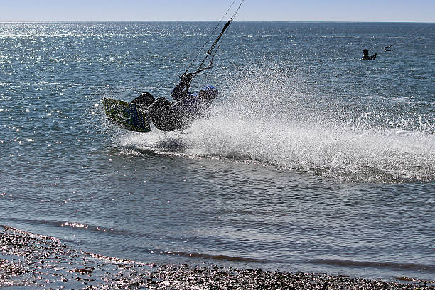 kitesurfer żwawo w akcji - men jumping mid air air pump zdjęcia i obrazy z banku zdjęć