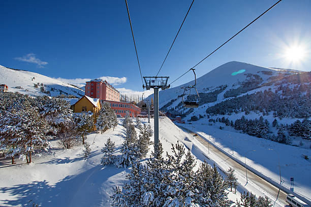 palandoken, erzurum, turchia - sci di montagna e snowboard - ski lift nobody outdoors horizontal foto e immagini stock