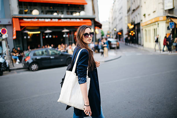 jeune touriste femme marchant dans paris - tote bag photos et images de collection