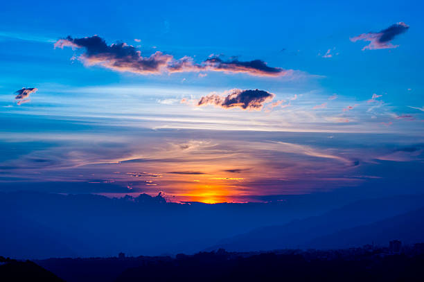 夕暮れの時間、黄金の日の出と青い空. - sunspot ストックフォトと画像