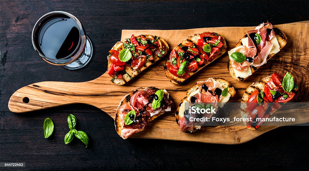 Set Brushetta et verre de vin rouge. Petits sandwichs avec - Photo de Tapas libre de droits