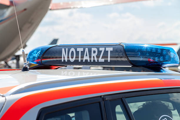 barre lumineuse bleue sur une voiture d’urgence allemande - ambulance healthcare and medicine germany car photos et images de collection