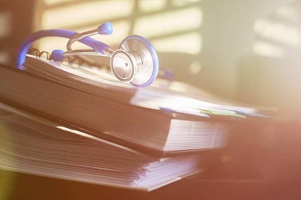 estudante de medicina - medical student healthcare and medicine book education - fotografias e filmes do acervo