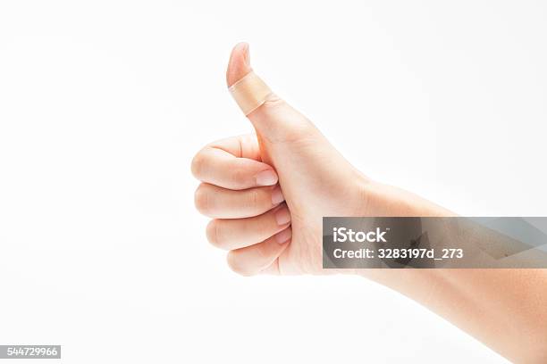 Finger Mit Einem Verband Isoliert Auf Weiß Stockfoto und mehr Bilder von Auftragen - Auftragen, Entfernen, Erholung