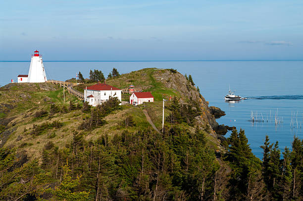 latarnia morska z łodzią rybacką - grand manan island zdjęcia i obrazy z banku zdjęć