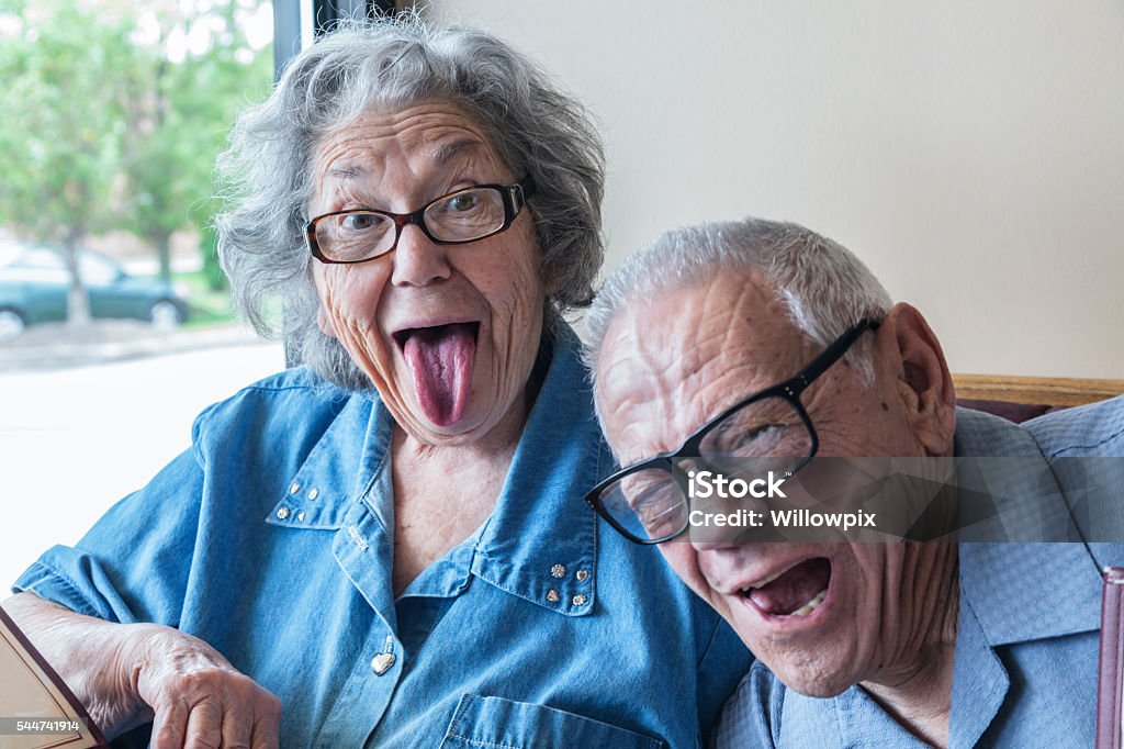 Kakek Bom Foto Lidah Lucu Nenek Mengibaskan Wajah - Bebas Royalti Membuat mimik wajah lucu Foto Stok
