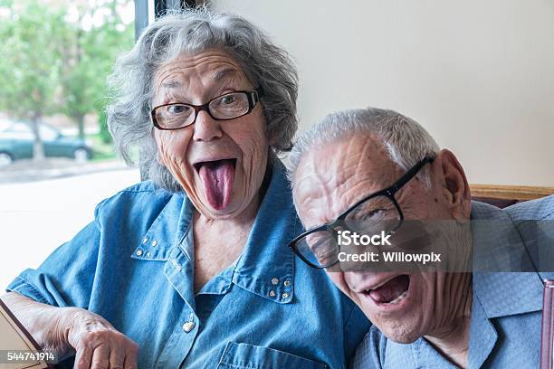 Kakek Bom Foto Lidah Lucu Nenek Mengibaskan Wajah Foto Stok - Unduh Gambar Sekarang - Membuat mimik wajah lucu, Dewasa senior - Dewasa, Humor