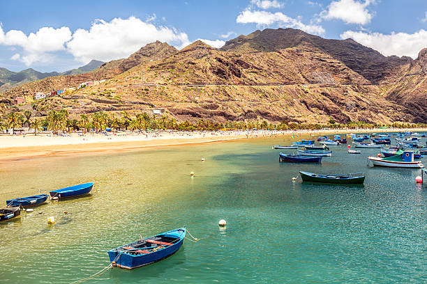 praia das teresitas em tenerife com barcos - teresitas imagens e fotografias de stock