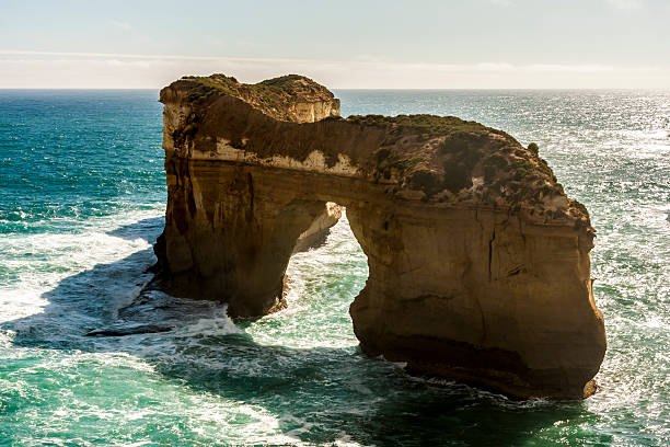 arco naturale vicino al grande ocean road, australia - formazioni calcaree london arch foto e immagini stock