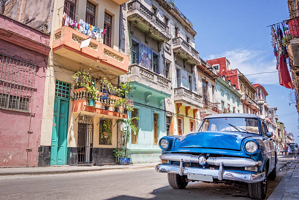 vintage classic american car in havana, cuba - 古巴 個照片及圖片檔