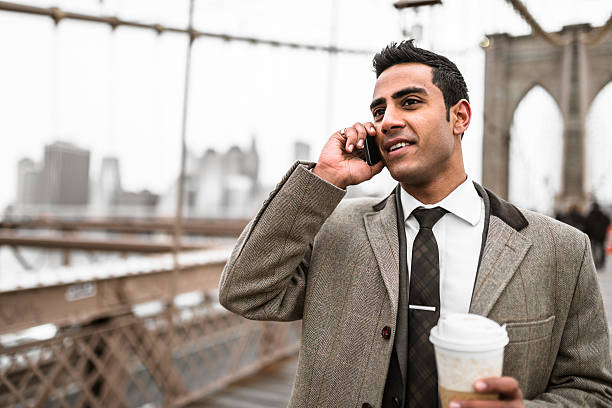 homme d'affaires sur le téléphone dans brooklyn bridge - connection usa coffee cup mug photos et images de collection