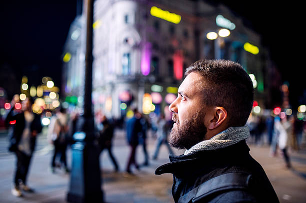 homem andando nas ruas de londres à noite - street light dark street men - fotografias e filmes do acervo