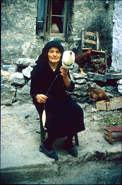 stary greckim kobieta obrót w przód ich domu - tyche zdjęcia i obrazy z banku zdjęć