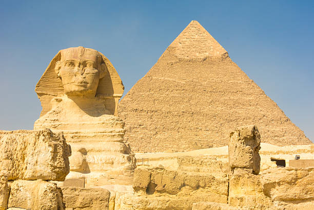 la grande sfinge e la piramide di kufu, giza, egitto - kephren foto e immagini stock