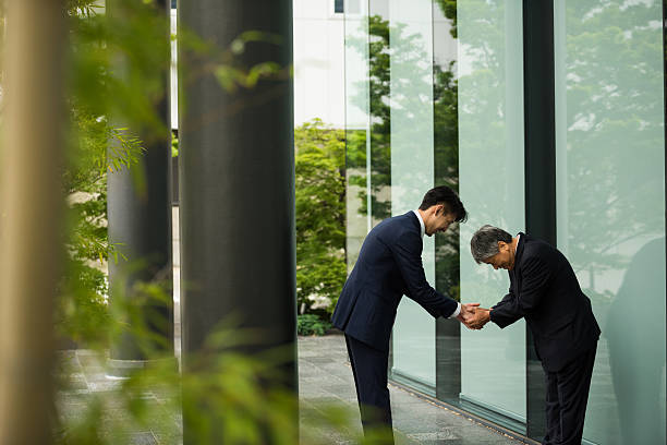 tradycyjne japońskie biznes powitanie - handshake respect japan business zdjęcia i obrazy z banku zdjęć