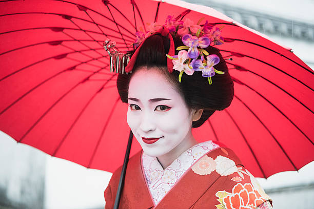 retrato de geisha japonés con sombrilla rojo, sonriendo - geisha fotografías e imágenes de stock