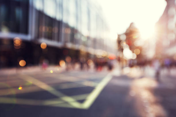 menschen in bokeh, street von london - city street stock-fotos und bilder