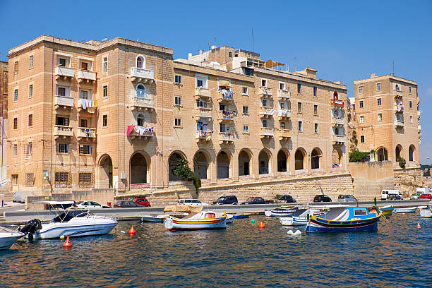 die wohnhäuser auf der halbinsel senglea (l-isla). malta. - l isla stock-fotos und bilder