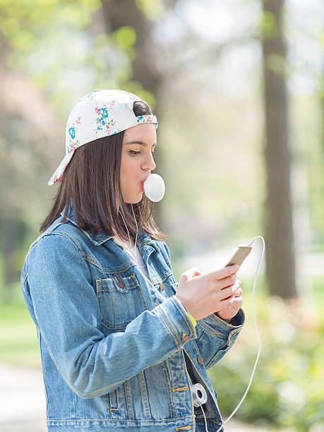 nastolatka wieje z myślami - chewing gum audio zdjęcia i obrazy z banku zdjęć