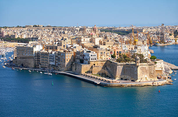 der blick auf die halbinsel senglea (l-isla) von der angrenzenden - l isla stock-fotos und bilder