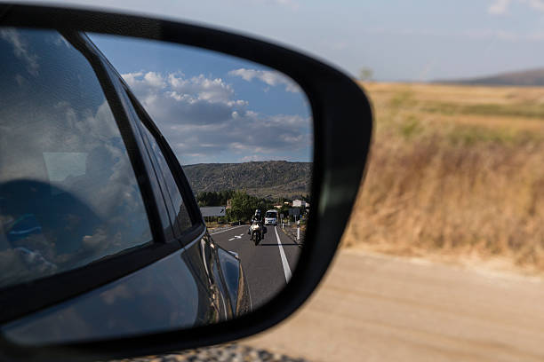 reflejos en el espejo de un coche - rebasar fotografías e imágenes de stock