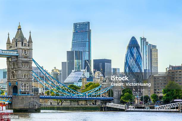 Tower Bridge Und Financial District Of London Stockfoto und mehr Bilder von London - England - London - England, Stadtsilhouette, Stadt