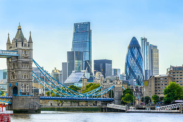 ロンドンのタワーブリッジと金融地区 - london england tower bridge bridge skyline ストックフォトと画像