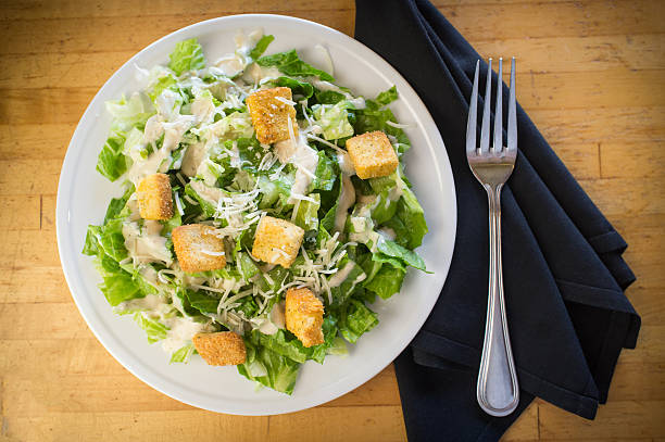 salada césar fresca - italian salad - fotografias e filmes do acervo