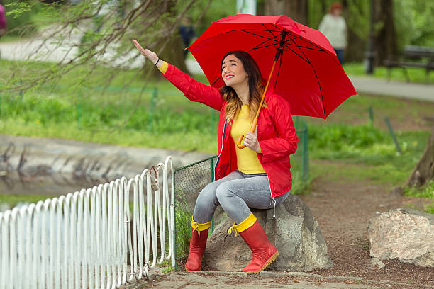 se trata de v entas? - checking for rain fotografías e imágenes de stock