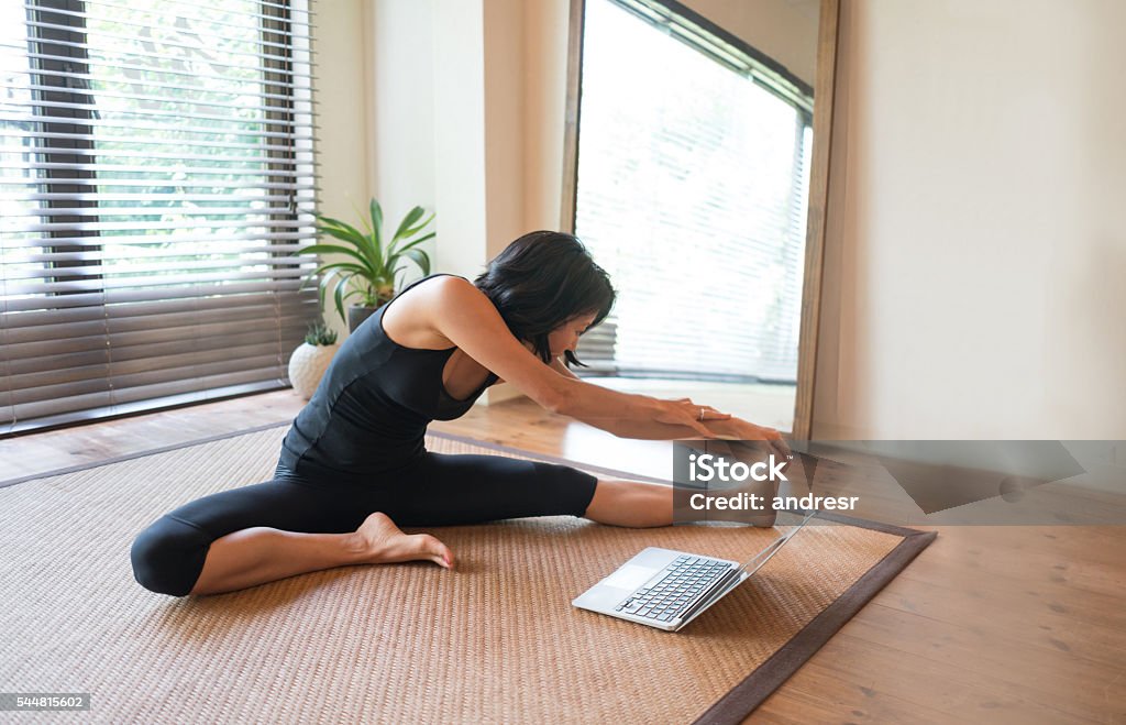 Asiatische Frau macht Yoga zu Hause - Lizenzfrei Fitnesstraining Stock-Foto