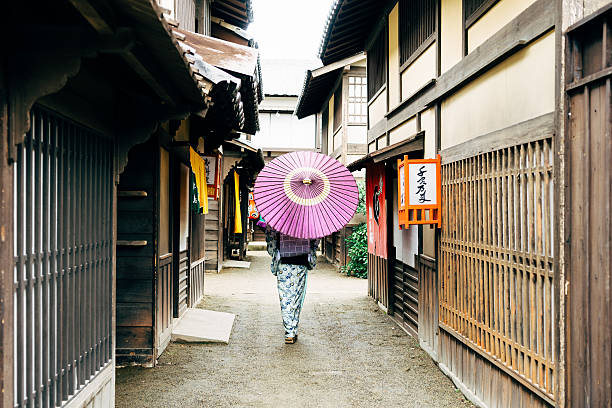 japanische frau im traditioneller kleidung zu fuß im kyoto - parasol umbrella asian ethnicity asian culture stock-fotos und bilder