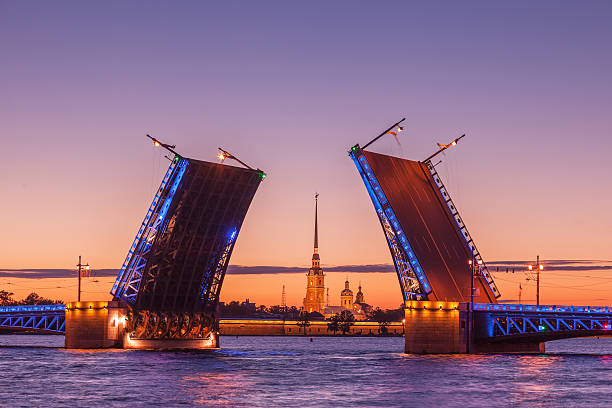 дворцовый разводной мост, белые ночи в санкт-петербурге, россия - санкт петербург стоковые фото и изображения