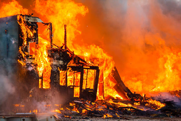 burning house  - house on fire stock-fotos und bilder