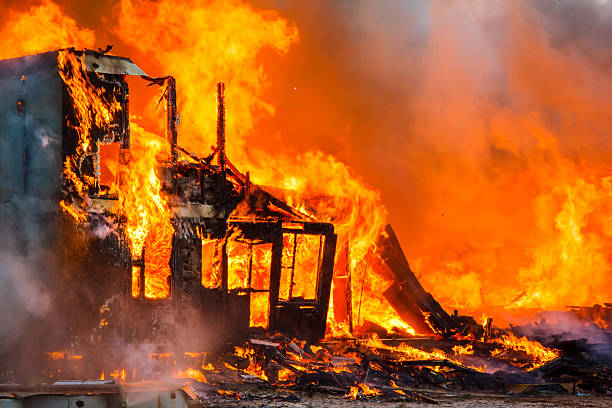 burning ハウス  - extinguishing ストックフォトと画像