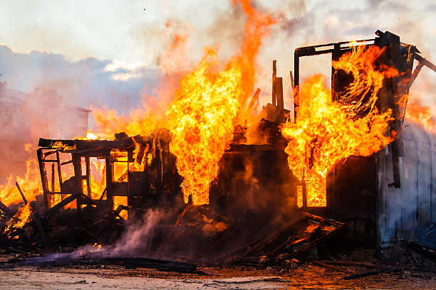 burning house  - natural disaster fire office fire department fotografías e imágenes de stock