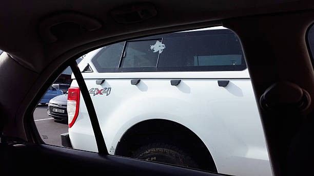 ing camion blocchi di vista di auto mette a repentaglio gli altri - covered truck foto e immagini stock