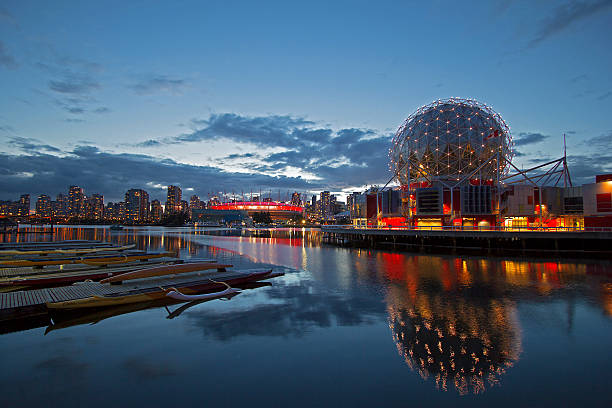 vancouver panoramę miasta w nocy - science world zdjęcia i obrazy z banku zdjęć