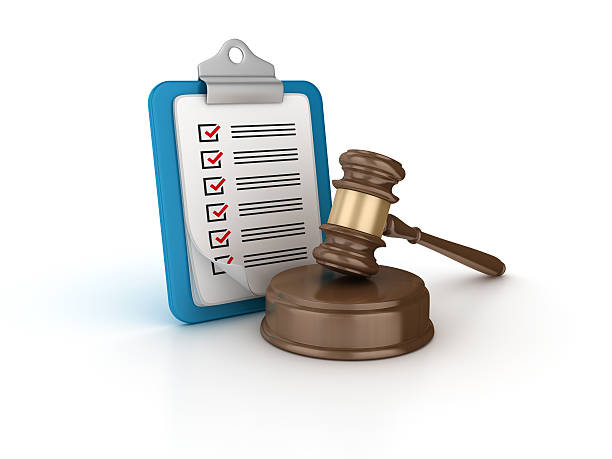 チェック リスト クリップボード付きガヴェル - legal system document report examining ストックフォトと画像
