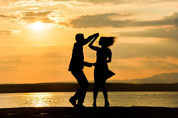 para tańcząca salsa o zachodzie słońca - love romance couple sensuality zdjęcia i obrazy z banku zdjęć
