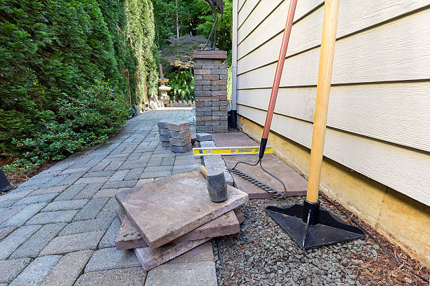 stone pavers and tools for side yard house landscaping - tamper imagens e fotografias de stock