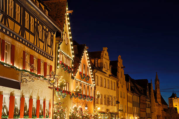 décorations de noël de rothenbourg de nuit, en allemagne - rothenburg old town travel tourism photos et images de collection