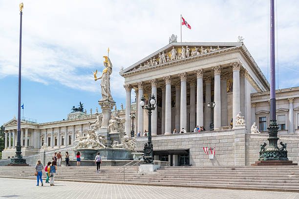 edifício do parlamento, em viena, áustria - austrian parliament imagens e fotografias de stock