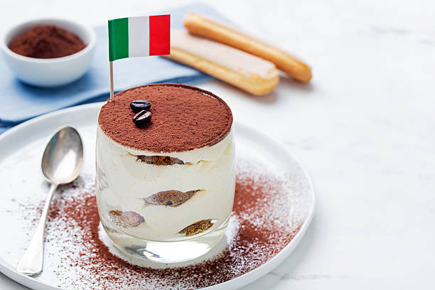 tiramisù tradizionale dolce italiano su piatto bianco con bandiera italiana - tiramisu trifle italian culture dessert foto e immagini stock