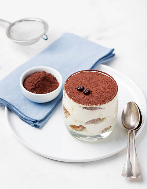 tiramisu, sobremesa tradicional italiana em vidro no fundo de mármore branco - biscotti italian culture cookie restaurant - fotografias e filmes do acervo