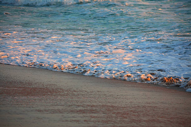 piękny zachód słońca odbija się od oceanu i piasków. - sunset beach sky heat zdjęcia i obrazy z banku zdjęć