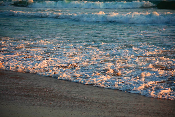 schöner sonnenuntergang vom meer und dem sand reflektiert. - sunset beach sky heat stock-fotos und bilder